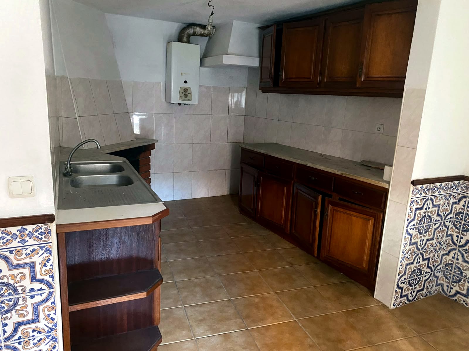 Kitchen with traditional tiled details